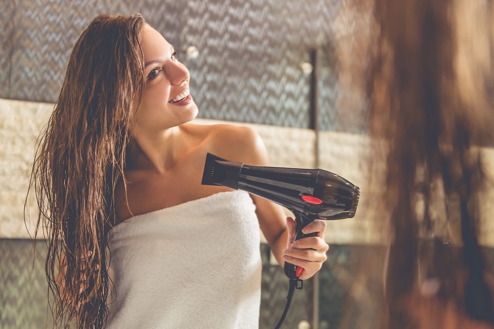 Mujer secando su cabello-1