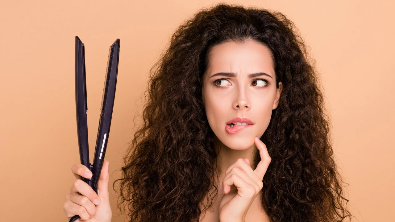 evita el uso excesivo de planchas para cabello
