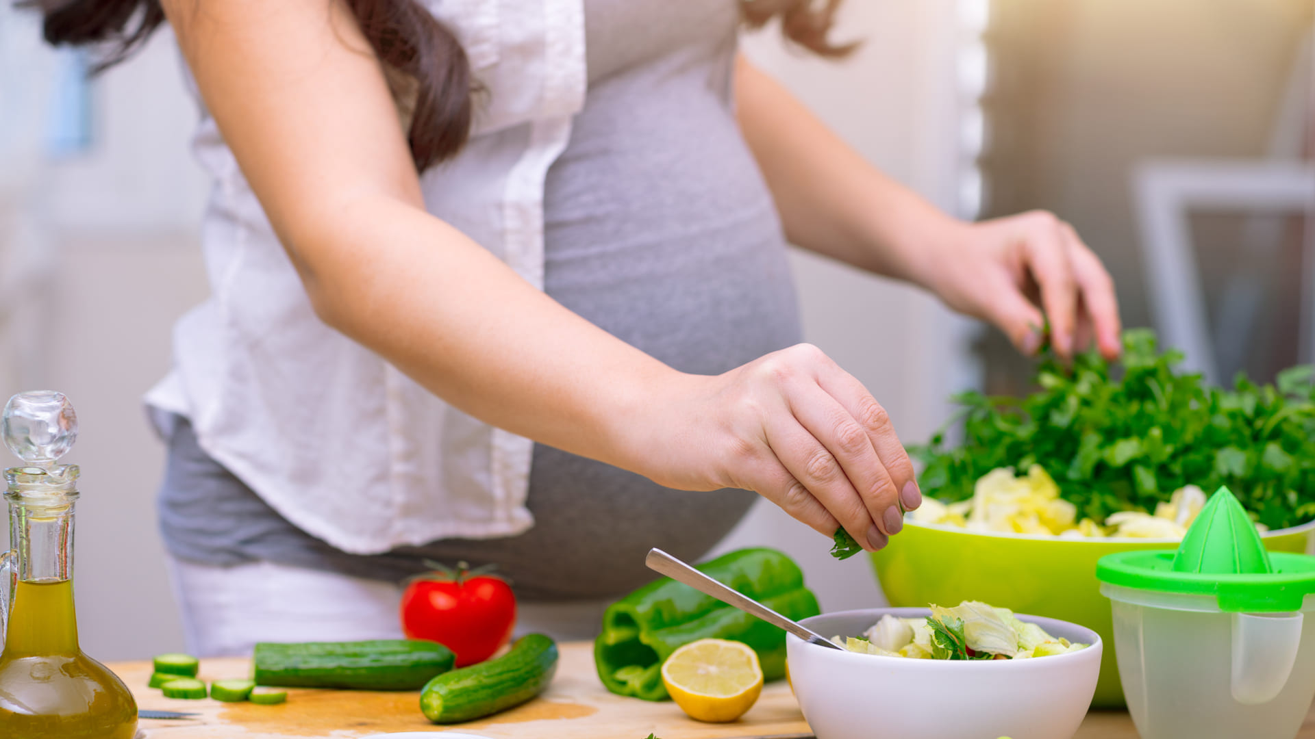 mujer embarazada preparando un almuerzo sano